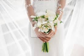 Our collection of fresh flowers features a wide variety of flower types, styles, and colors, so that no matter what you ' re looking for, you ' re sure to get the best flowers available at the best prices available. Bride Holding Beautiful White Wedding Flowers Bouquet Fototapete Fototapeten Frau Ehefrau Romantisch Myloview De