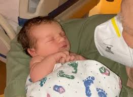 Chris Evans and Alba Baptista are new parents! 🍼🎀 The “Captain America”  star and his wife welcomed their first child, a baby girl,