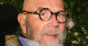 He constructs the paintings through a grid system, in where each square on the canvas corresponds with a squared off cell on the reference photograph. Lfq7jjafwvx7om