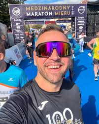 Typické červené telefónne búdky, ľudia rozprávajúci anglicky, obchody s  fish and chips, policajti so známymi helmami,... Máte pocit, že ste v  Británii. Žijú tu jedine voľne žijúce opice