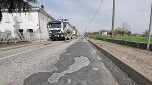 Tra Ovada e Alessandria, 35 km di strada con lasfalto colabrodo: non  bastano i rattoppi - La Stampa