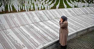 Kekejaman yang dilakukan mladic berawal pada 1992, ketika muslim bosnia dan warga kroasia memilih merdeka dalam referendum yang diboikot oleh bersama pemimpin politik serbia, radovan karadzic, mladic adalah tokoh kunci pembersihan etnik yang menyebabkan puluhan ribu orang. Sorotan Derita Umat Islam Di Bosnia 1992 1995 Akademi Tarbiyah Dewan Pemuda Pas Malaysia