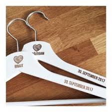 Perfekt Fur Hochzeiten Unsere Kleiderbugel Mit Gravur Ideal Fur Die Braut Oder Den Brautigam Als Gesch Braut Kleiderbugel Trauzeugin Geschenke Fur Die Braut