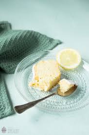 Für den sirup die schale und den saft einer zitrone mit dem zucker und dem wasser verrühren. Rezept Zitronen Thymian Kuchen Saras Cupcakery