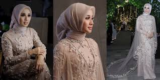 Pasangin kondom dulu sama selingkuhan. Foto Cantik Detail Jumpsuit Berjubah Laudya Cynthia Bella Di Resepsi Kedua Kapanlagi Com