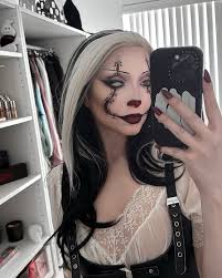 Bride of Frankenstein meets Pennywise 🪡🎪 ⠀⠀⠀⠀⠀⠀⠀⠀⠀ Products used:  @mehronmakeup clown white lite, paradise makeup aq (red, black, white)  @halfmagicbeauty liquid liner @makeupforever HD foundation stick  @blendbunnycosmetics forget me not ...