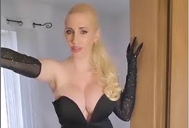 Porno glumica nudi POSAO IZ SNOVA: Stiglo 5.000 prijava