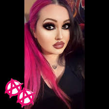 How much is a picture with Matthew Lillard at his booth?