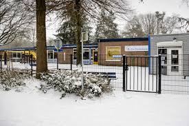 De scholen zouden normaal gesproken open zijn voor kwetsbare leerlingen en eindexamenklassen. En Weer Ging De School Dicht Ze Sluiten Makkelijker Omdat We Er Al Aan Gewend Zijn Foto Destentor Nl