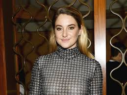 Feb 23, 2021 · shailene woodley flashes her engagement ring from fiancé aaron rodgers for the first time the actress confirmed her engagement to the nfl quarterback during an appearance on the tonight show. Shailene Woodley Got Bangs And Now Looks Completely Different