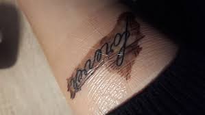 Ich lass die immer 3 tage drauf, und wechsel die dann und lass die noch… jedoch soll das tattoo doch atmen und es ist mittlerweile voller schwarzer farbe. Suprasorb Nach 1 Tag Getrocknet Tattoo