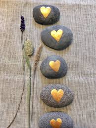 Steine Gastgeschenk Hochzeit Handbemalt Tischdeko Herz Gold Bastelarbeiten Hochzeitsgeschenk Basteln Und Geschenke Basteln