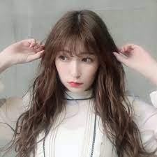 吉田朱里 26mmのコテで外し巻き 毛先は内外に 顔まわりは外巻きね ふわふわ感が出てかわゆいよ 巻き髪 ヘアアレンジ アカリンヘア 26mmのコテで外し巻き 毛先は内外に 顔まわりは外巻きね ふわふわ感が出てかわゆいよ 巻き髪 かわゆい