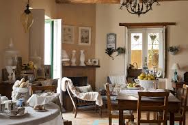 Una tovaglia antimacchia con fantasia floreale salverà il vostro tavolo e darà un tocco in più alla cucina. Come Arredare Una Casa In Campagna Stili E Idee Man Casa