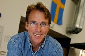 Doug Frasher con un modellino della Volvo XC90, di cui è stato il  progettista. Doug ha progettato anche la Volvo S80. Il responsabile della  progettazione strategica presso il Centro monitoraggio e prototipi