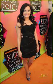 La la land is a song by american singer demi lovato. Demi Lovato Sunny Entre Estrelas Em 2010 Demi Lovato Kids Choice Award Demi Lovato 2010
