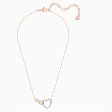 Jewelssimo, collier infini prénom à personnaliser bien plus qu'un accessoire de beauté, les colliers prénom à personnaliser sont lourd de sens et expriment nos attachements à une personne. Collier Swarovski Infinity Heart Blanc Finition Mix De Metal Swarovski Com
