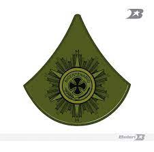 Sin ánimos de ofender a nadie, y para aquellos que quieran leerla, doy una descripción alternativa aplicando términos heráldicos, así como unos comentarios sobre el diseño del símbolo Escudo Bordado Ejercito Bicentenario Belen