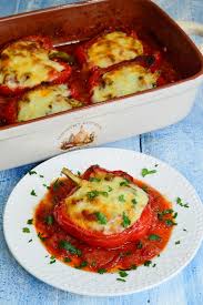 Unele variante recomanda fierberea ardeilor direct in sosul tomat (la dana gasiti o astfel de reteta). Ardei Umpluti Gratinati In Sos De Rosii Caietul Cu Retete