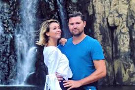Partea bruneta a trupei bambi va face nunta religioasa la anul. Cu Ce CalitÄƒÈ›i L A Cucerit Denisa TÄƒnase Pe Logodnicul Ei Cei Doi Au Planuri Mari De Viitor Äƒsta E UrmÄƒtorul Pas Spynews Ro