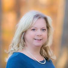 What are some picnic spots with lakes or bodies of water near Manassas that  allow pets?