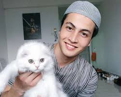 Drama ini merupakan adaptasi daripada novel dengan tajuk yang sama karya yumi ryra. Biodata Daler Yusuf Pelakon Drama Encik Suami Mat Salih Celup Picisan Hakim Ramli