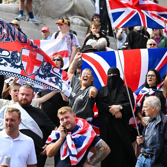 RNLI closes Portsmouth lifeboat station after huge anti-migrant protests |  The Independent