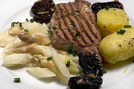 Kalbssteak Mit Spargelragout Und Morcheln Spargelragout Spargel Lebensmittel Essen