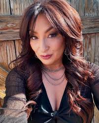 Laurie Mendiola's Instagram, Twitter & Facebook