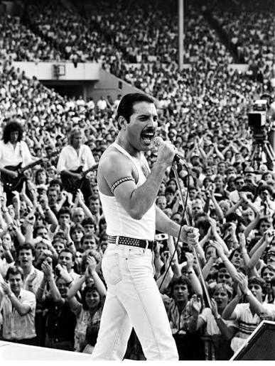 IN 1985, FREDDIE MERCURY WALKED ONTO THE WEMBLEY STAGE IN FRONT OF 72,000  PEOPLE. NO ONE EXPECTED WHAT WOULD HAPPEN IN THE NEXT 20 MINUTES. The Live  Aid concert was already halfway