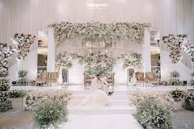 Kalau mau diadakan di taman, dekorasi keseluruhan bisa didesain bergaya taman. 10 Ide Dekorasi Pernikahan Indoor Modern