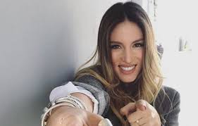 Η αθηνά οικονομάκου μίλησε στο περιοδικό celebrity και δεν δίστασε να αποκαλύψει τις δύσκολες στιγμές που βίωσε μετά τον ερχομό του γιου της, μάξιμου. A8hna Oikonomakoy Egkyos Eimai Oxi Arrwsth Fay S Book