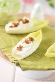 Feuille D Endive Au Fromage Frais Noix Et Figues Aperitif Veggie Pour Paques Fais Moi Croquer Endive Aperitif Endives Aperitif