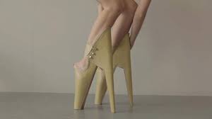 Chaussures à talons hauts, mais chaussures à talon. Insolite Les Talons Les Plus Terrifiants Du Monde Video