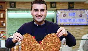 Orman yangınlarının devam ettiği bölgeye giderek küçük yangın tüpüyle müdahale eden cnz burak'a tepkiler devam ediyor. Czn Burak Oldu Mu Czn Ne Demek