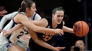 Iowa's Caitlin Clark injured in upset loss to Kansas State - ESPN
