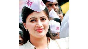 Independent mp navneet rana supports abrogation of article 370. Maharashtra Former Actress Defeats Shiv Sena Veteran Anandrao Adsul
