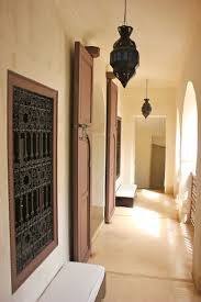 Applique murale en cuivre ciselé des motifs 100% arabesque. Epingle Sur Riad Marocain