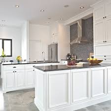 Cuisine contemporaine blanche marine tuiles subway accent noyer. Cuisine Armoire Blanche Comptoir Noir Bright Shadow Online