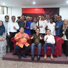 Di negeri sembilan, anggota dewan undangan negeri (dun) sikamat, aminuddin harun secara rasmi memulakan tugas sebagai menteri besar hari ini. Aminuddin Instagram Posts Photos And Videos Picuki Com