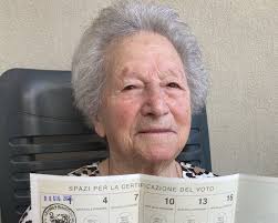 Maria vota a 102 anni: “La tessera elettorale è la nostra identità”