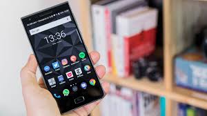 BlackBerry Motion Review: Stern Mid ...