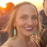 Jennifer Farhat's Instagram, Twitter & Facebook