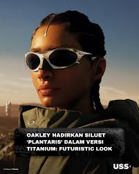 Take a detail look at @indaheart's outfit! Mulai dari Stussy top, lalu  khaki baloon pants, hingga ditutup dengan Jordan Travis dan beberapa  tambahan accesoris seperti sunnies dan COS bag. Looks Stunning! Kira-kira