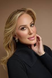 Suzanne Hoyt's Instagram, Twitter & Facebook