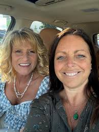 Hier nous avons souligné haut et fort la vie extraordinaire d'une femme  exceptionnelle… Elle soufflera ses 75 bougies dans quelques heures… Mais  aujourd'hui, c'est ton rôle de maman qui mérite d'être souligné…