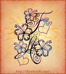 Tatuaggio lettere iniziali impreziosite da piccoli dettagli tatuaggio con lettera m in corsivo circondata da un cuore stilizzato. Eleganti Maiuscole Stilizzate Con Fiore Di Hibiscus In 3 Disegni Tattoo Tattoo Diyartcraft Hawaiian Tattoo Cute Tattoos Body Art Tattoos