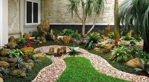 Anda dapat menjadikan lahan samping rumah yang sempit diubah menjadi sebuah taman yang indah yang dapat terhubung hingga ke depan rumah. Tips Membangun Taman Di Atas Lahan Sempit