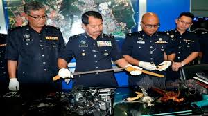 Bagai ikan pulang ke lubuk bagai mencurah air ke daun keladi bagai itik pulang petang maksud bagai kaduk naik junjung bagai melepaskan batuk di tangga maksud bagai langit dan bumi lirik bagai melepaskan anjing tersepit maksud bagai mendukung biawak hidup bagai. Kaduk Naik Junjung