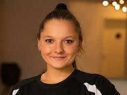 Hey:) Ich bin Lisa Spengler und seit März Teil des Teams👋 Nachdem ich im  Juni 2023 mein Staatsexamen abgeschlossen habe, habe ich parallel zur  Bachelorarbeit im Krankenhaus gearbeitet. Seit Januar diesen Jahres